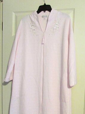 MISS ELAINE Zip-up-the-Front Pink Robe  Embroidered  Flowers Size L